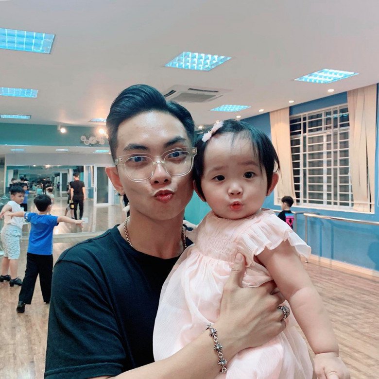 Famous for her aunt and uncle, Khanh Thi's daughter at school is outstanding, she is prettier outside than online photos - 10