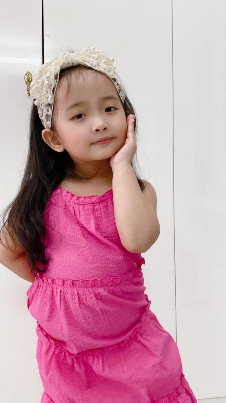 Famous for her aunt and uncle, Khanh Thi's daughter at school is outstanding, she is prettier outside than online photos - 11