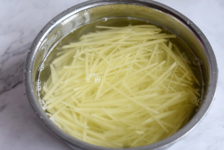 How to stir-fry the sliced ​​potatoes so that they don't break, add this step the dish is delicious - 3