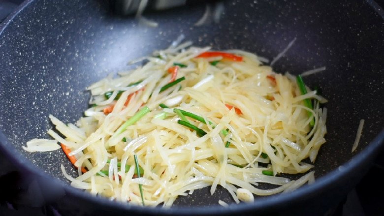 How to fry sliced ​​potatoes so they don't break, add this step the food is delicious - 4