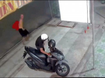 Clip: Đang bẻ khóa xe máy, tên trộm bị dân cầm ghế phang tới tấp