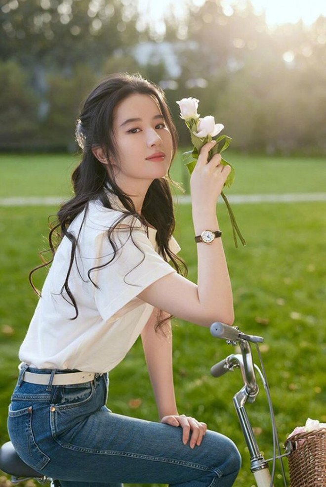 amp;#34;Startledamp;#34;  with the beauty of Liu Yifei when paired with young Ly Hien - 4