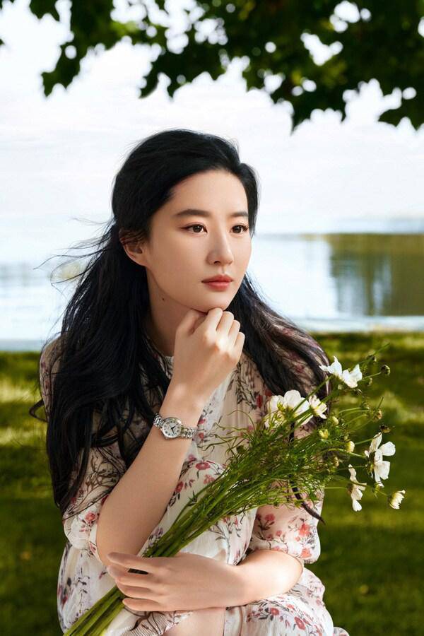 amp;#34;Startledamp;#34;  with the beauty of Liu Yifei when paired with young Ly Hien - 5