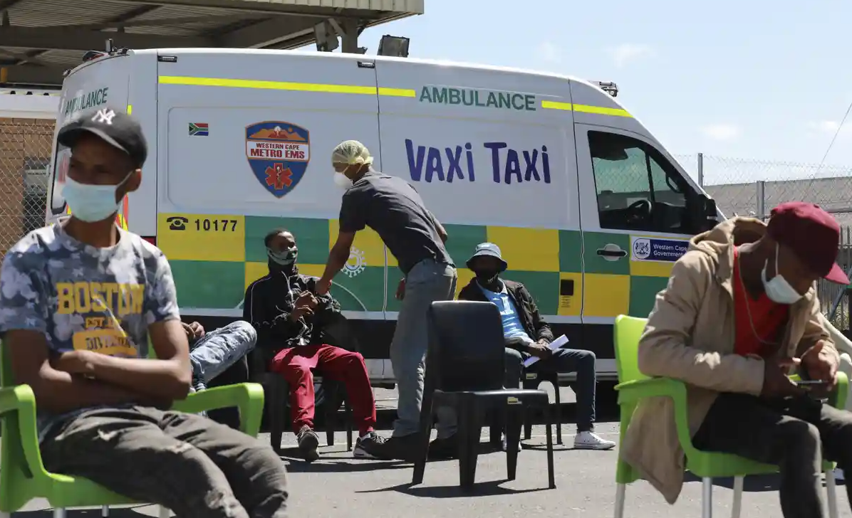 Người dân Nam Phi chờ tiêm vaccine ngừa COVID-19. Ảnh: AP 