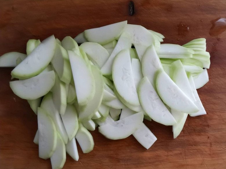 This stir-fried gourd is both quick and cheap, still delicious without meat - 3