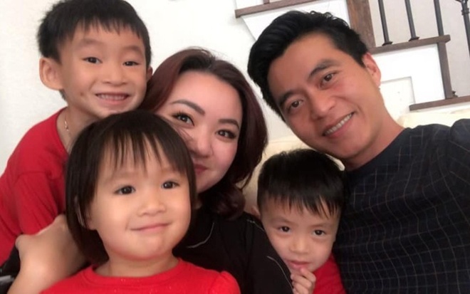 The biological father reveals the life of little Xuan Mai: Working in a bank with her husband, 3 children speak Vietnamese fluently - 4