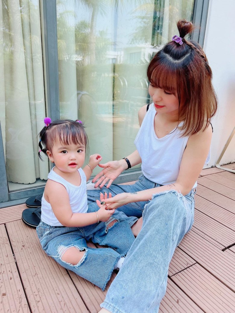 Mac Van Khoa's daughter is chubby and cute, having her father cut her hair makes everyone feel sorry - 14