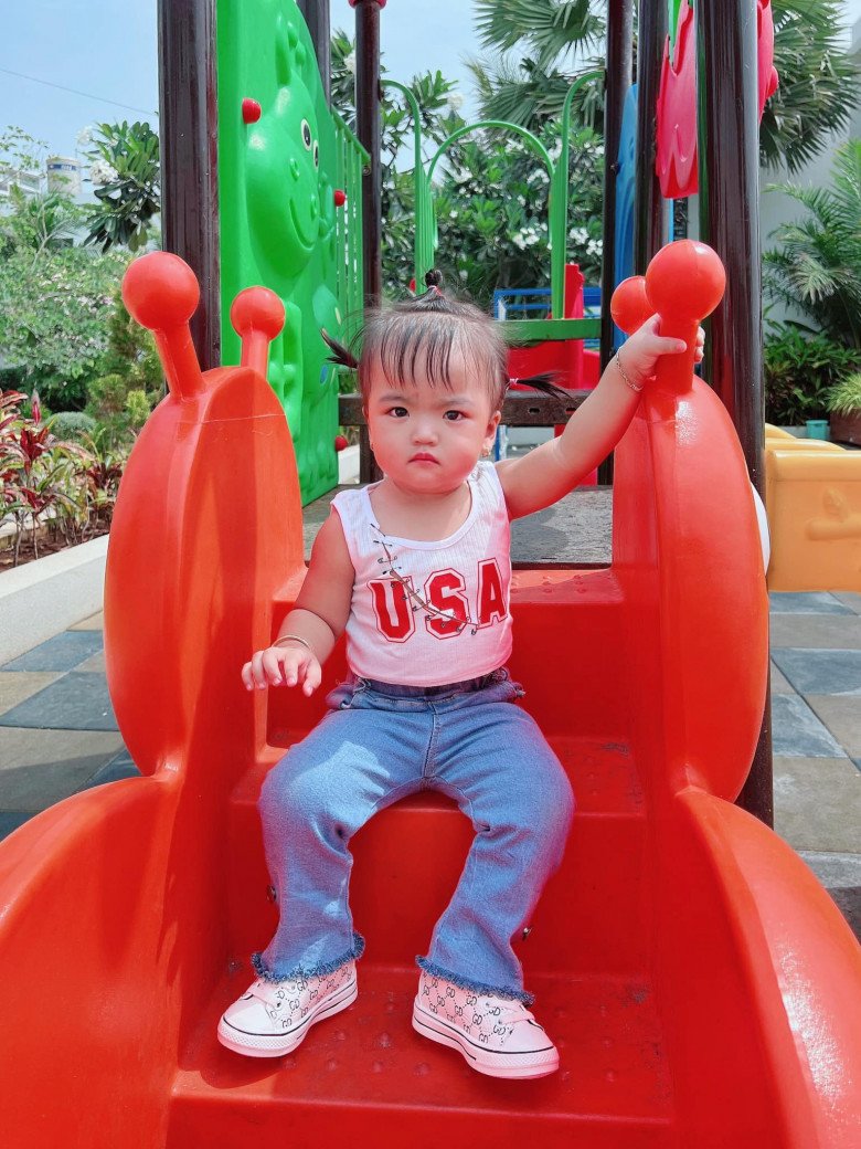 Mac Van Khoa's daughter is chubby and cute, everyone feels sorry for her father's haircut - 4