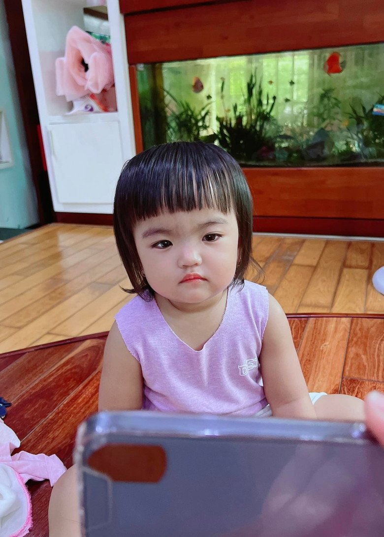 Mac Van Khoa's daughter is chubby and cute, having her hair cut by her father makes everyone feel sorry for her - 7