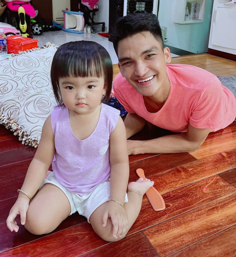 Mac Van Khoa's daughter is chubby and cute, everyone feels sorry for her father's haircut - 5