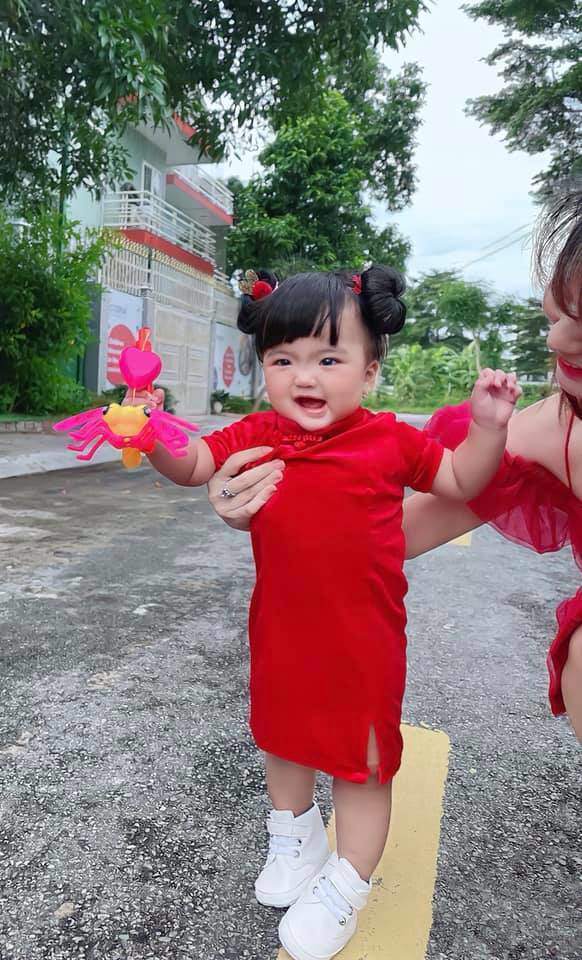 Mac Van Khoa's daughter is chubby and cute, everyone feels sorry for her father's haircut - 11