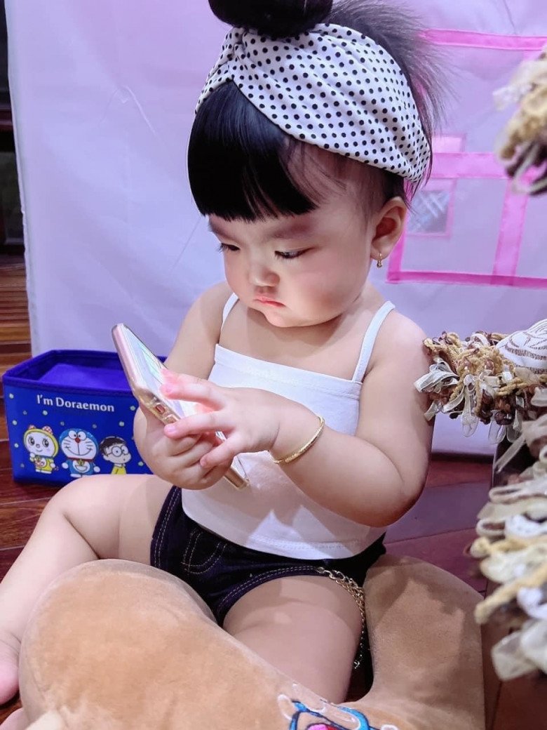 Mac Van Khoa's daughter is chubby and cute, everyone feels sorry for her father's haircut - 12