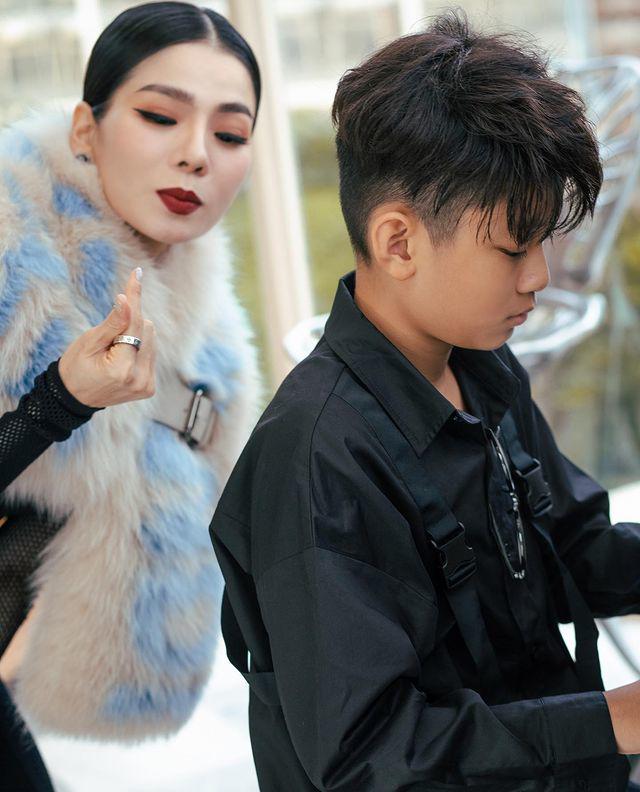 11-year-old Le Quyen's son wears a black shirt like a male god, praised for being like Lam Bao Chau - 1