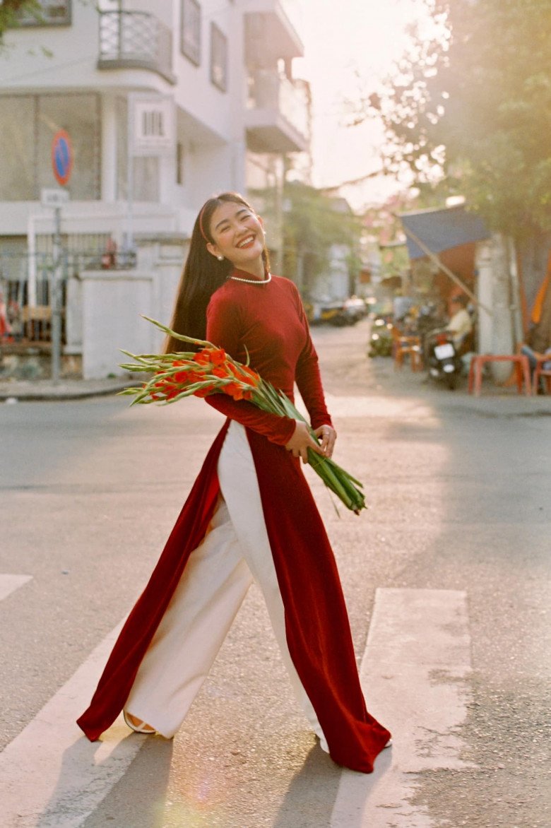 Beautiful Nha Trang girl wears old clothes to celebrate Liberation Day, still beautiful without exposing her skin - 1