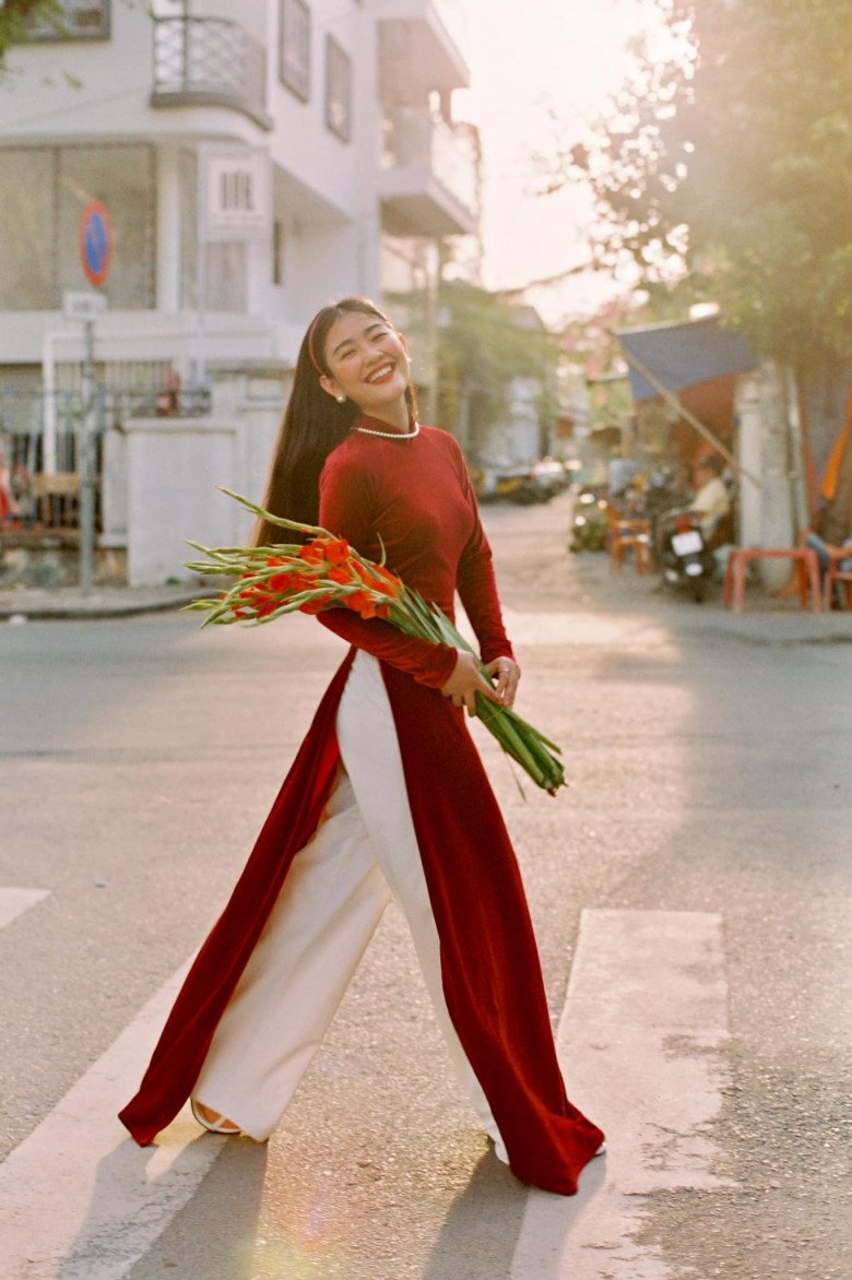 Gái xinh Nha Trang diện đồ cũ ăn mừng ngày Giải phóng, không cần hở da thịt vẫn đẹp mê - 1