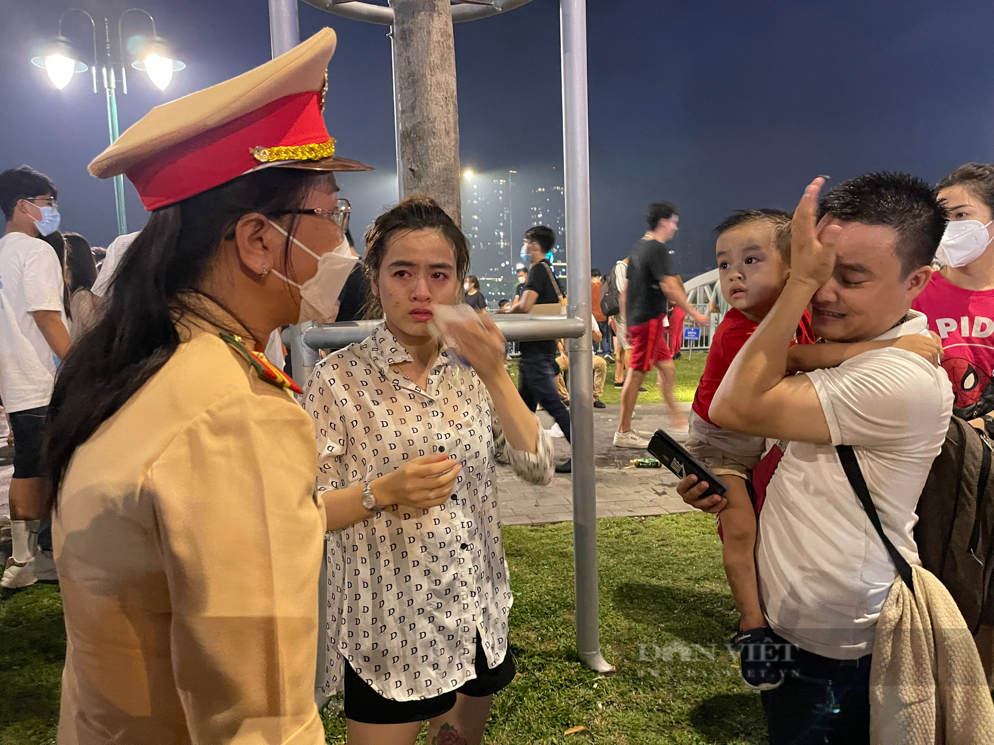 Bị lạc con sẽ là kỷ niệm nhớ đời của đôi vợ chồng trẻ khi đi xem pháo hoa đêm 30/4/2022. Ảnh: H.P