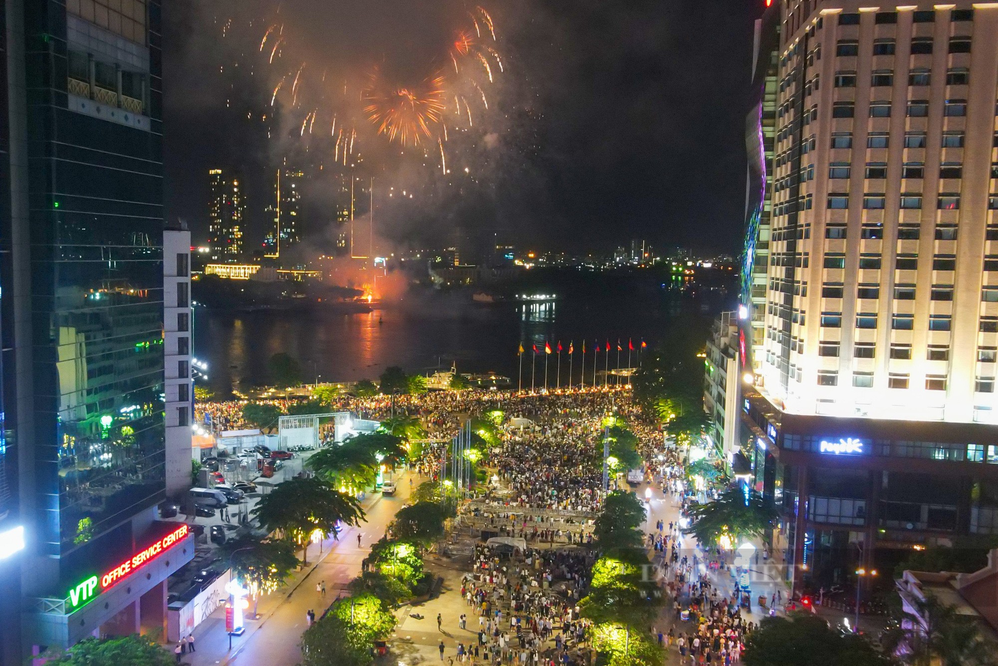Biển người xem bắn pháo hoa trong đêm 30/4/2022 ở trung tâm TP.HCM. Ảnh: H.P
