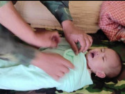 Tin tức - Vì sao bé 7 tháng tuổi sống sót sau gần 1 giờ rơi xuống biển?