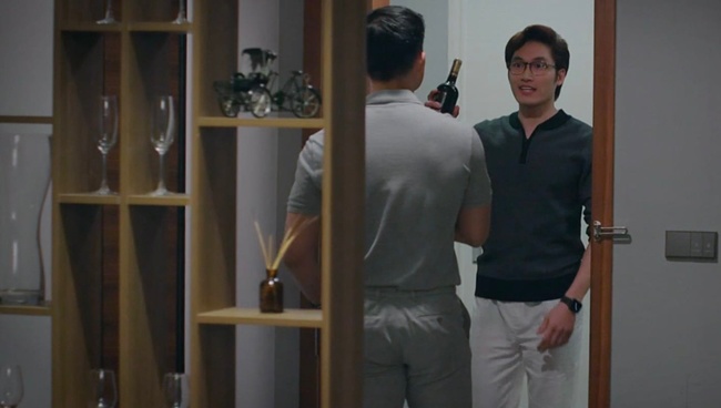Loving the Sunny Day Returns: Caught at the love rival in Trang's house, Duy jealously asks to check the camera?  - first