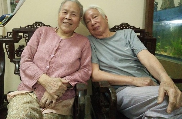 Khi về già, bà Vy vẫn giữ thói quen khâu vá thêu thùa. Bà còn đan áo len cho chồng cho con mặc mỗi khi gió đông về. (Ảnh: Vietnamnet)