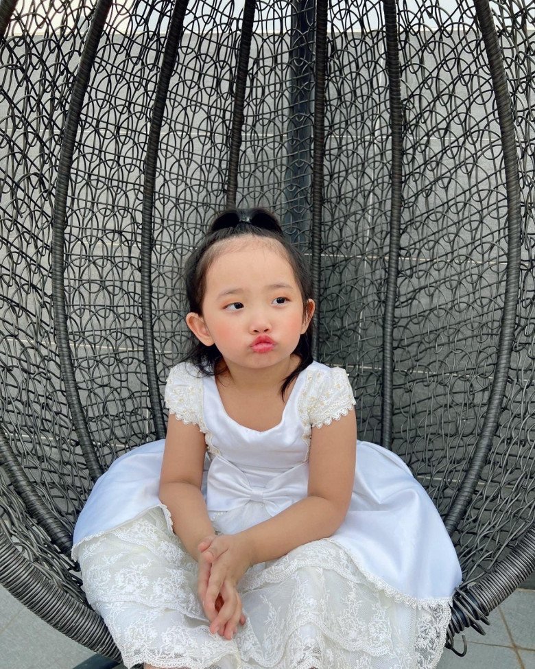Khanh Thi's daughter wearing a princess dress and sophisticated makeup is praised like her mother - 8