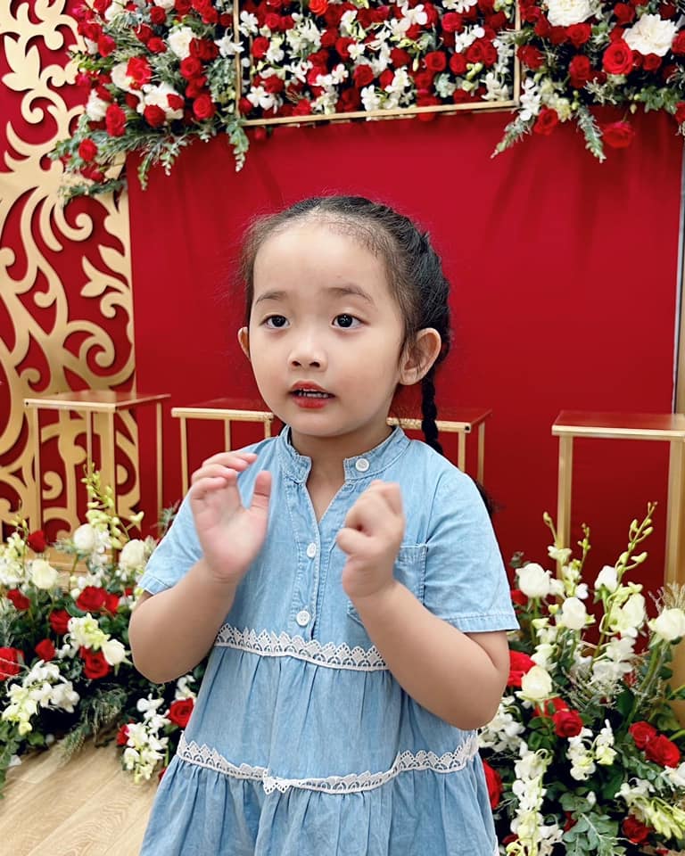 Khanh Thi's daughter wears a princess dress, sophisticated makeup is praised like her mother - 10