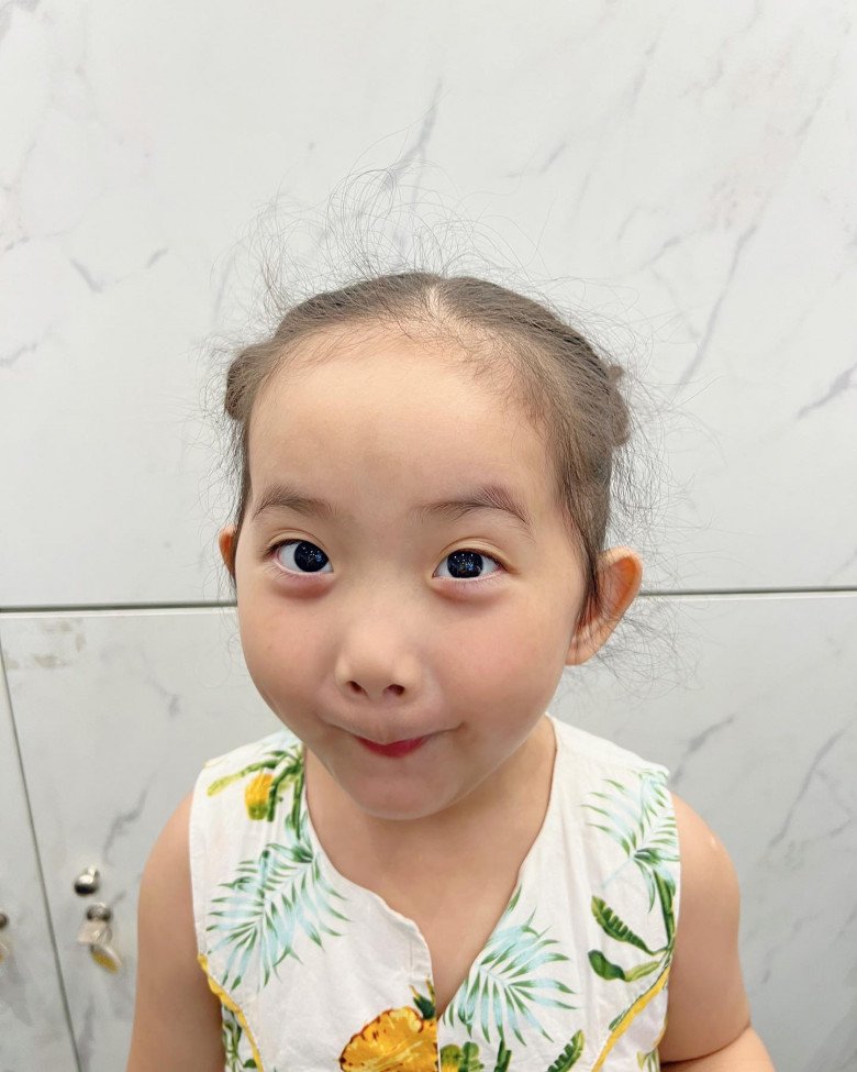 Khanh Thi's daughter wearing a princess dress and sophisticated makeup is praised like her mother - 4