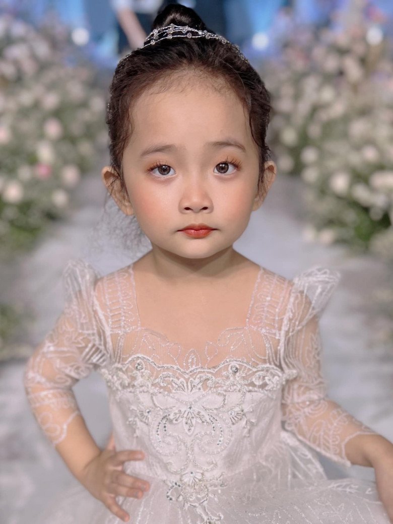 Khanh Thi's daughter wearing a princess dress and sophisticated makeup is praised like her mother - 3