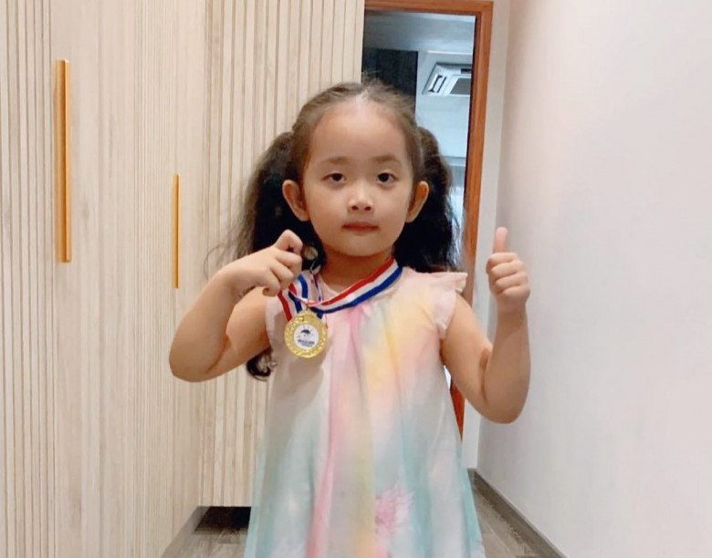 Khanh Thi's daughter wearing a princess dress and sophisticated makeup is praised like her mother - 11