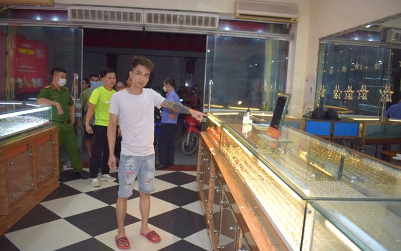 Cơ quan điều tra đưa đối tượng Giáp tới thực nghiệm hiện trường vụ cướp tiệm vàng. Ảnh: CACC