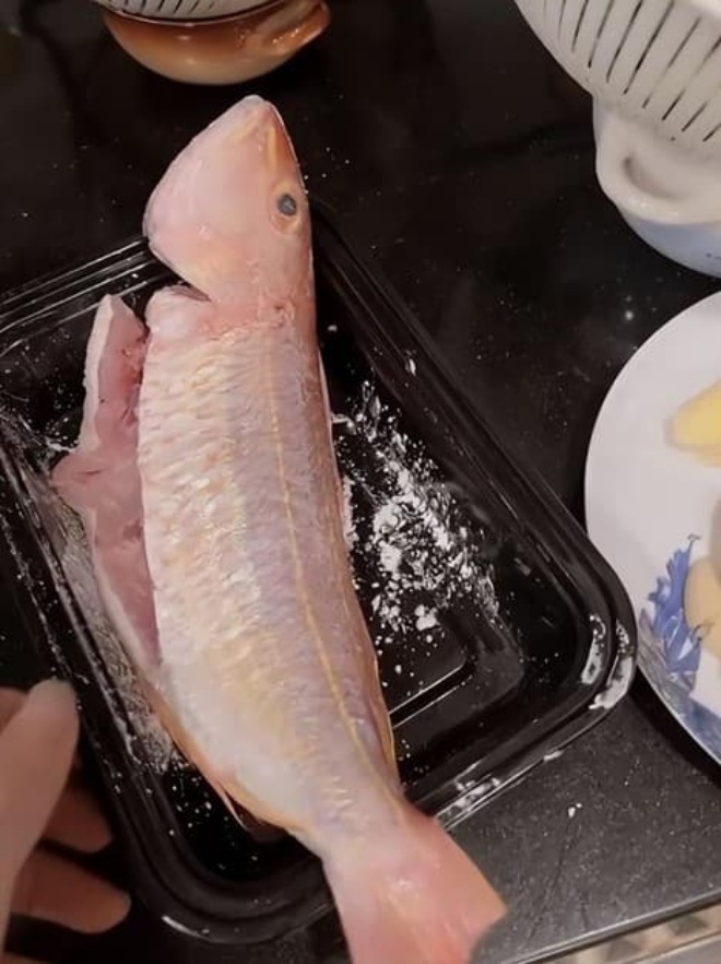 Trương Bá Chi khoe luôn đồ trong tủ lạnh trong video.