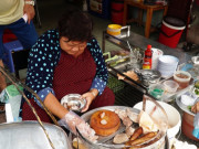 Xem ăn chơi - Quán cháo tồn tại hơn 80 năm giữa Sài Gòn, lúc nào khách cũng đông nườm nượp