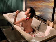 Làm đẹp - Mỹ nhân hát lô-tô hội chợ tung ảnh tắm bồn không mảnh vải che thân khoe body đẹp từng centimet