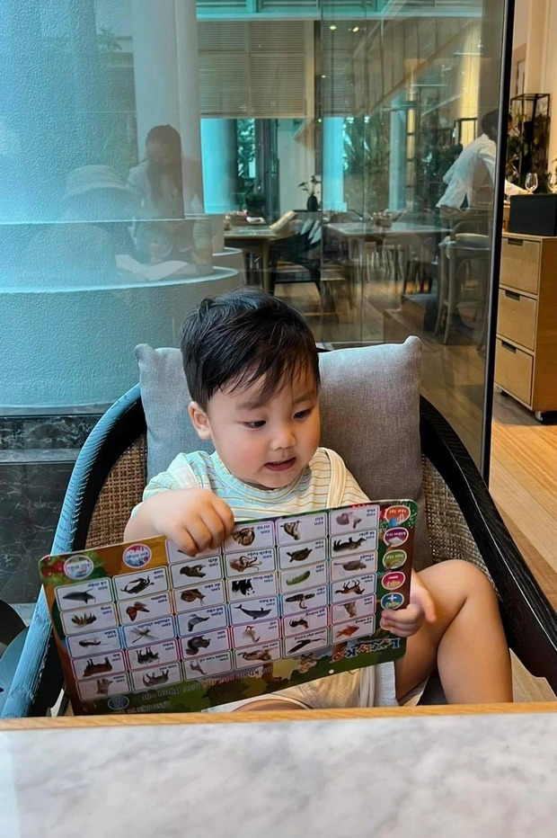 At just 3 years old, son Hoa Minzy has a great memory, memorizes the names of animals in English - 3