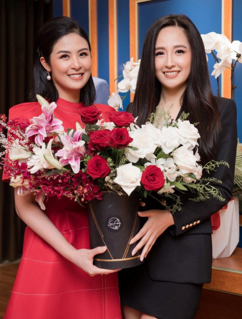 The special relationship of the two amp;#34;Miss stocksamp;#34;  Ngoc Han and Mai Phuong Thuy - 3