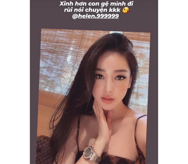 Được biết, nhân vật "chặt đẹp" Ngọc Trinh này chính là Helen Thanh Thảo - hot girl gốc Hải Phòng đình đám một thời. Thời gian trước, cô nàng từng được Ngọc Trinh gọi là ghệ và dành lời khen ngợi không ngớt cho vẻ ngoài vô cùng long lanh.
