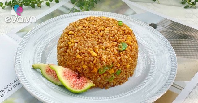 Roast egg rice like this for 10 minutes and you’re done, the color is beautiful, the taste is even better than the store