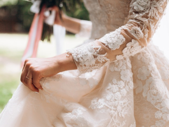 Bạn trai cũ xông vào phòng tân hôn sát hại cô dâu, đám cưới hóa đám tang