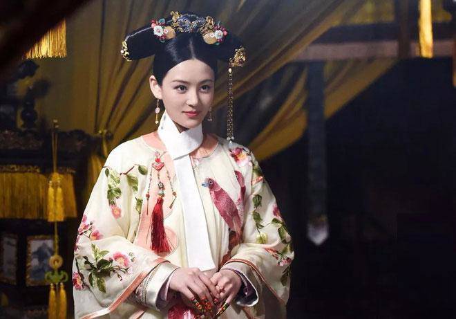 Hiếu Ý Nhân Hoàng hậu thừa hưởng nền giáo dục tốt đẹp và vào cung từ rất sớm.