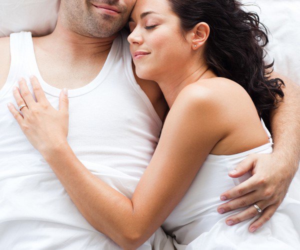 Chỉ khi chia sẻ và cùng nhau giải quyết, những trục trặc chăn gối vợ chồng mới được tháo gỡ. (Ảnh minh họa)