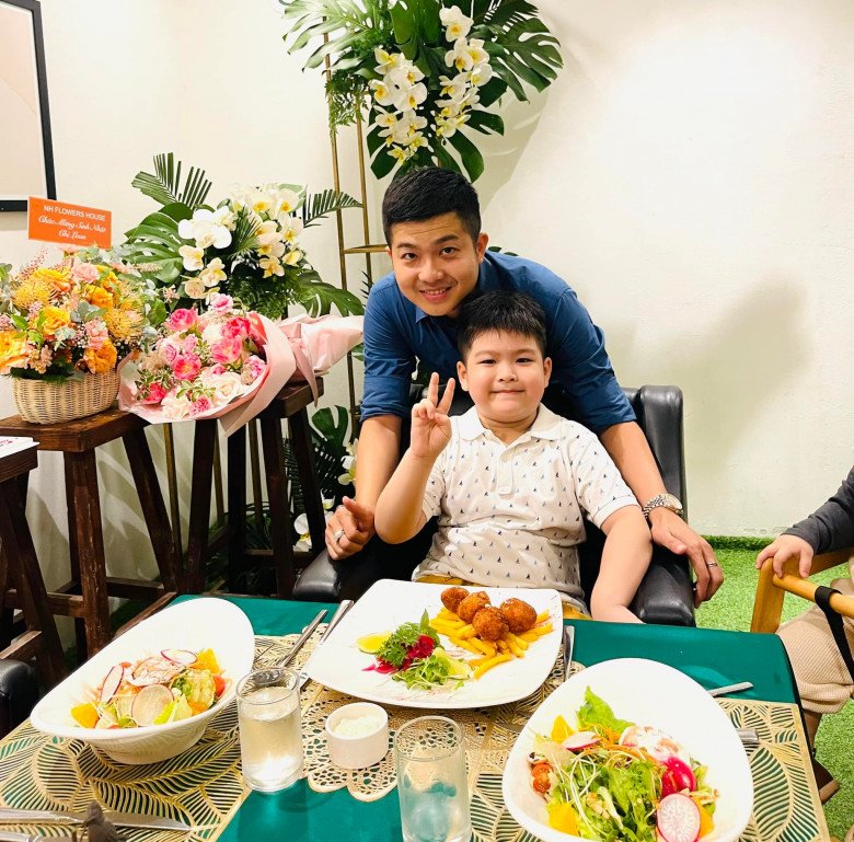 Ex-husband Nhat Kim Anh raised children well after divorce, a tall boy, affectionate with his mother - 1