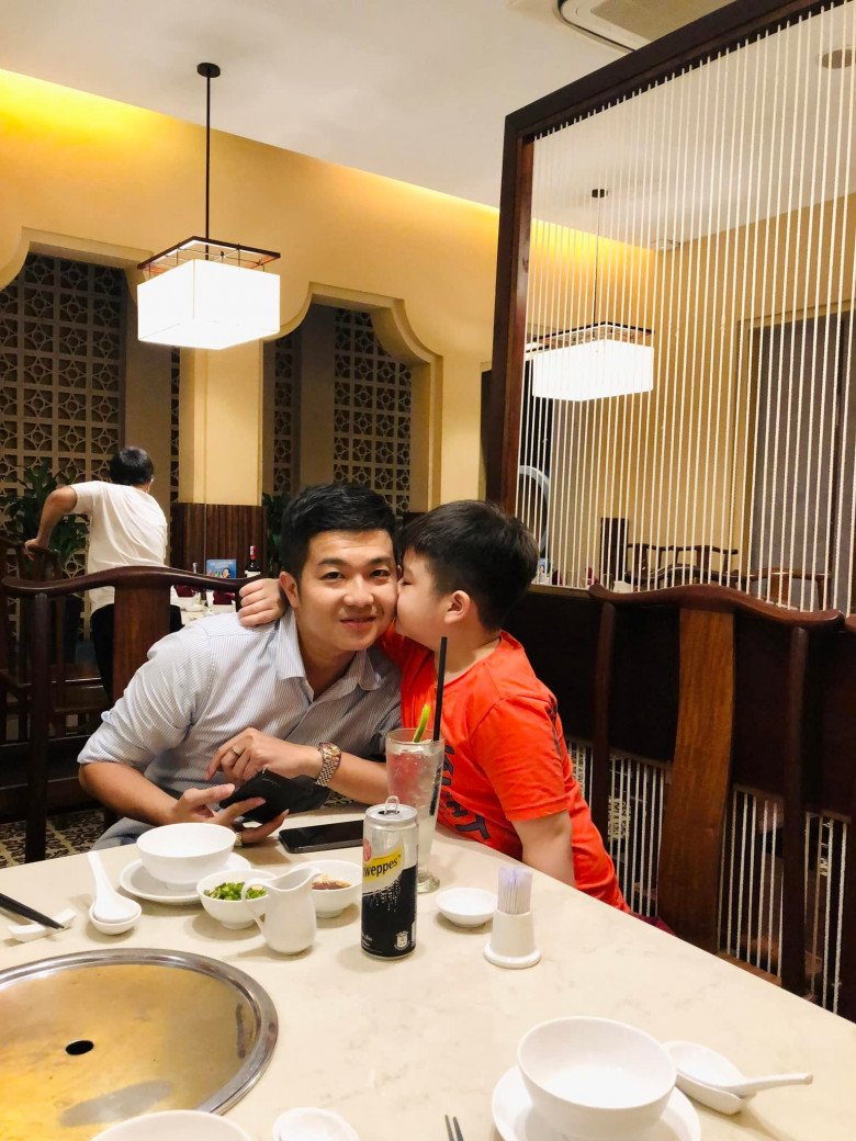 Ex-husband Nhat Kim Anh raises children well after the divorce, the boy is tall, affectionate with his mother - 3