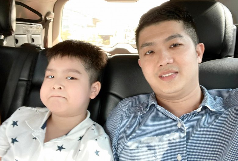 Ex-husband Nhat Kim Anh raises children well after divorce, a tall boy, affectionate with his mother - 4