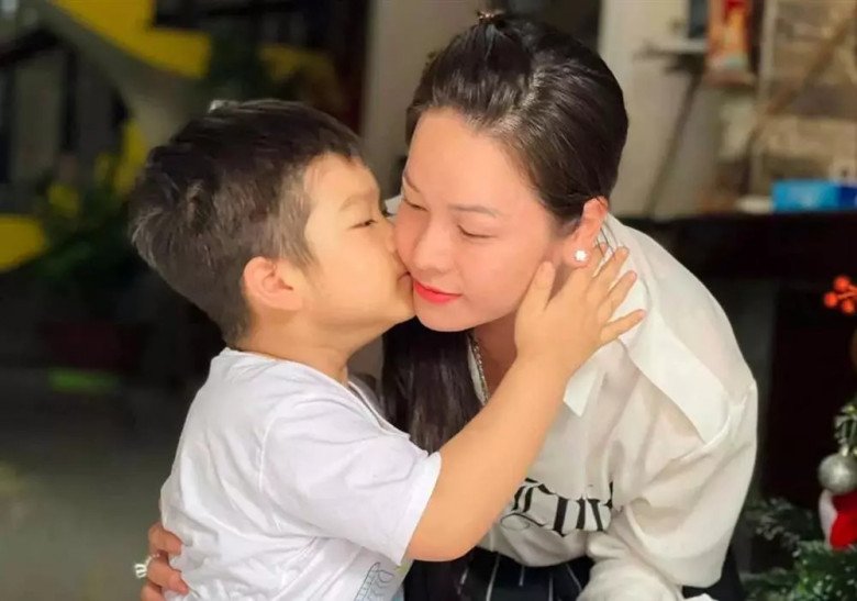 Ex-husband Nhat Kim Anh raises children well after divorce, a tall boy, affectionate with his mother - 5