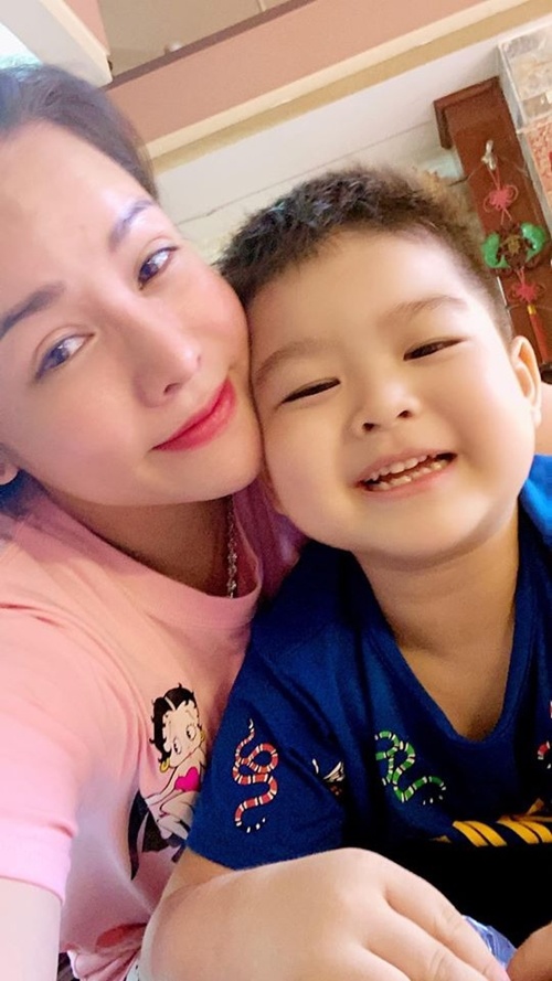 Ex-husband Nhat Kim Anh raised children well after divorce, a tall boy, affectionate with his mother - 13