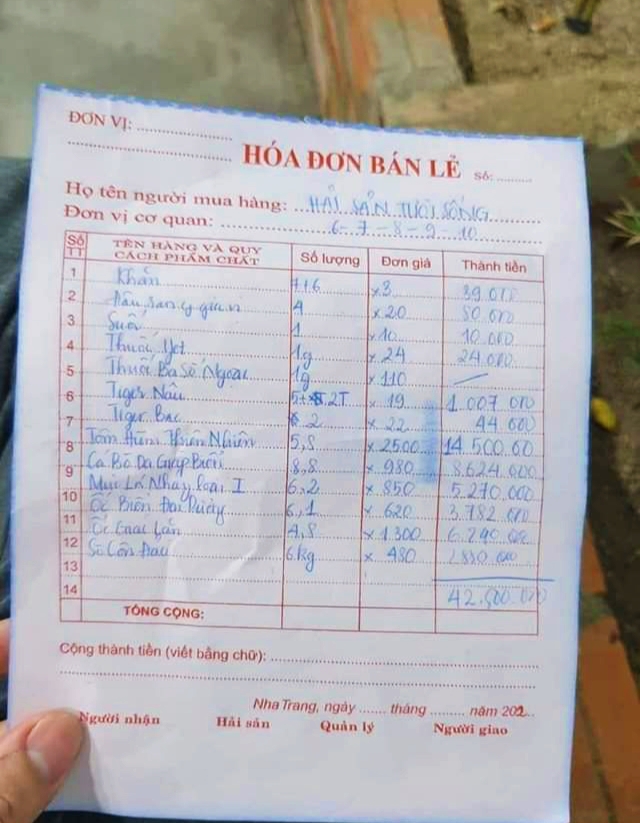 Hóa đơn ăn hải sản và nước uống với số tiền trên 42 triệu đồng gây tranh cãi. Ảnh: CTV