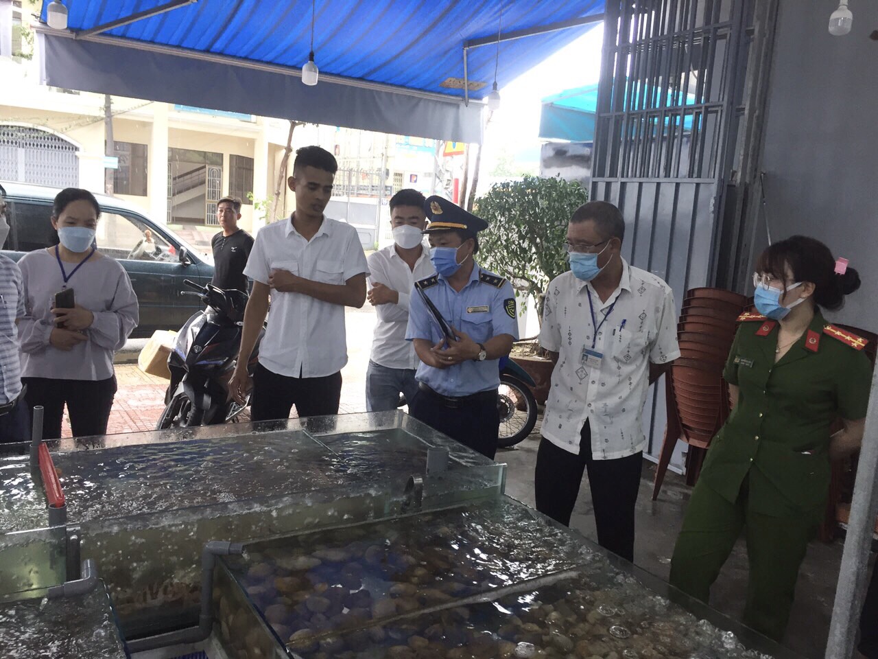 Đoàn liên ngành kiểm tra việc nhà hàng hải sản C.S . Ảnh: CTV