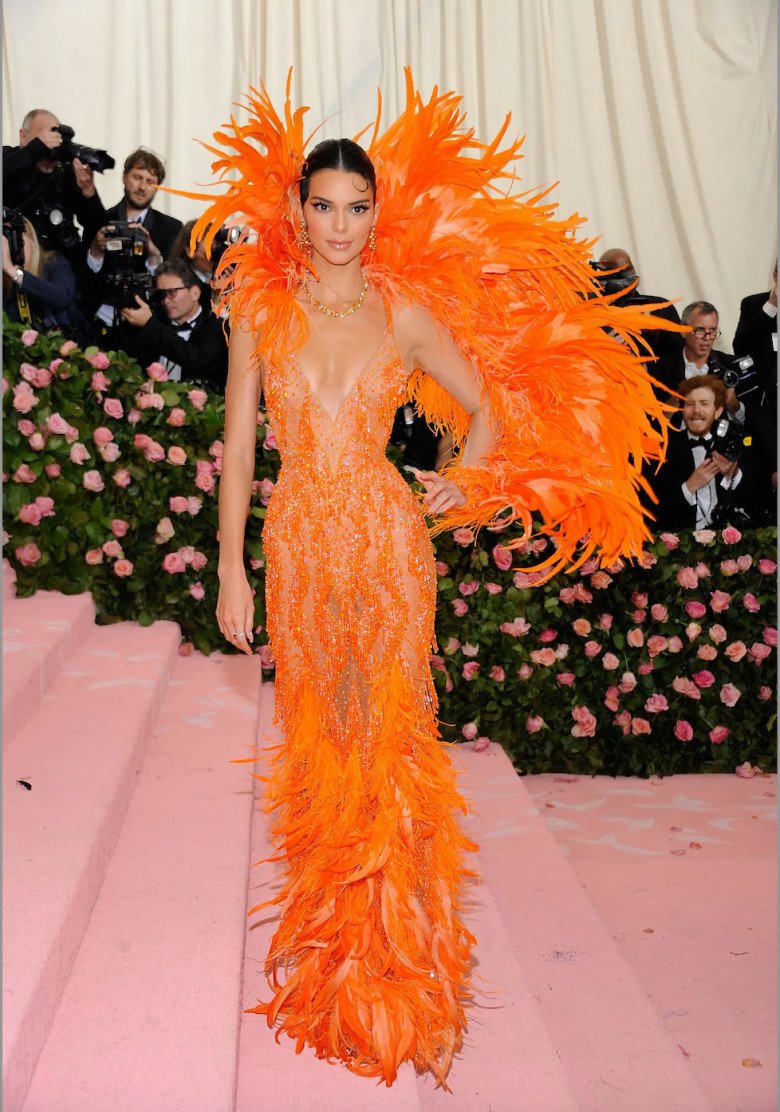 Kendall Jenner shows off her naturally beautiful bust, removing bushy eyebrows at Met Gala - 7