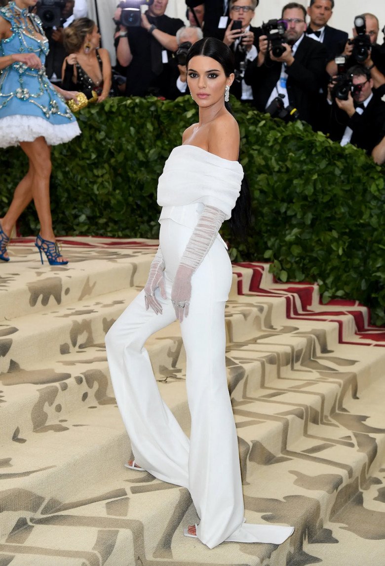 Kendall Jenner shows off her naturally beautiful bust, removing bushy eyebrows at Met Gala - 8