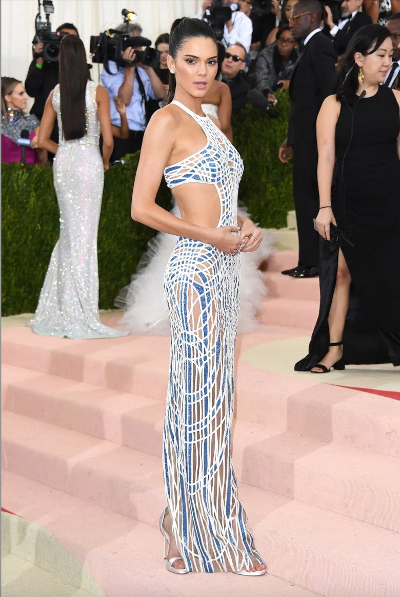 Kendall Jenner shows off her naturally beautiful bust, removes bushy eyebrows at Met Gala - 10